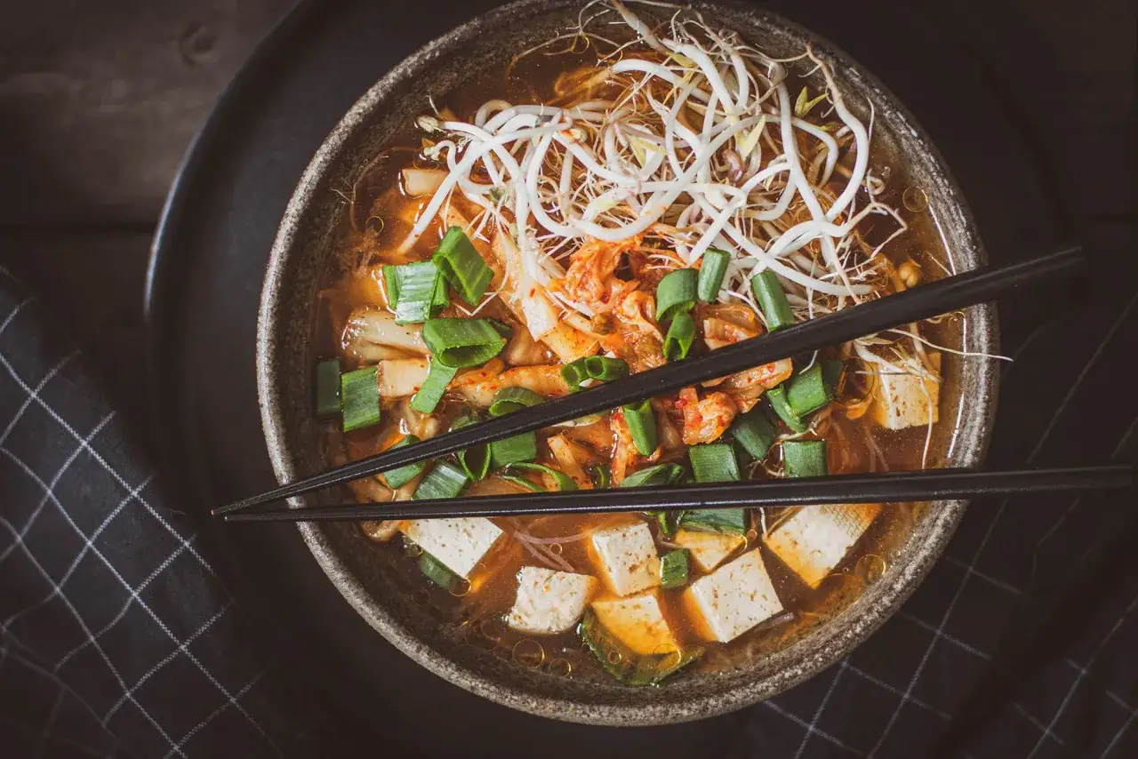Jak przygotować zupę kim chi, która zachwyci smakiem i aromatem