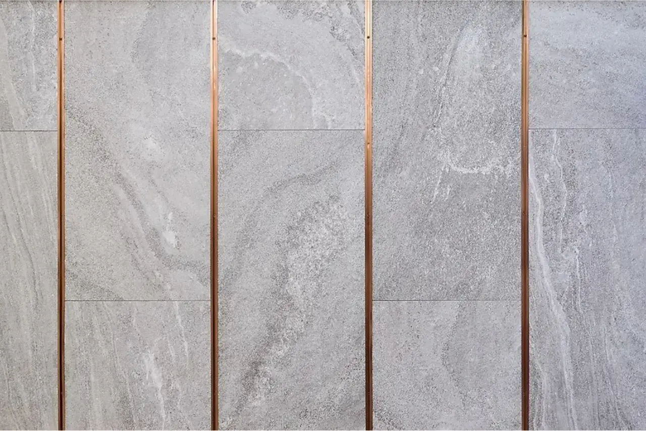 Jak skutecznie zabezpieczyć fugi pod prysznicem przed pleśnią