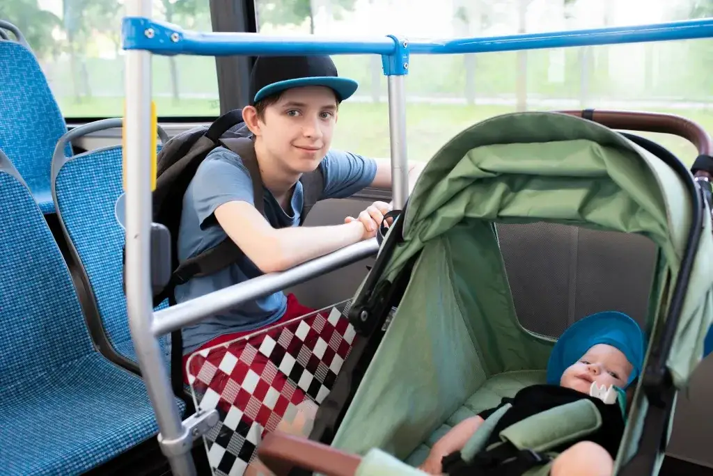 Jak przewozić dziecko w autokarze: uniknij niebezpieczeństw i błędów