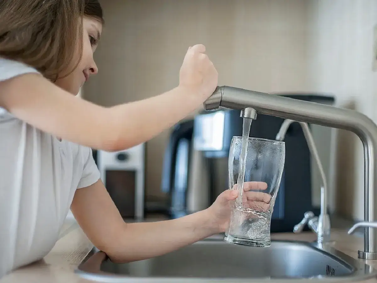 Jak sprawdzić czy woda z kranu nadaje się do picia i uniknąć zagrożeń