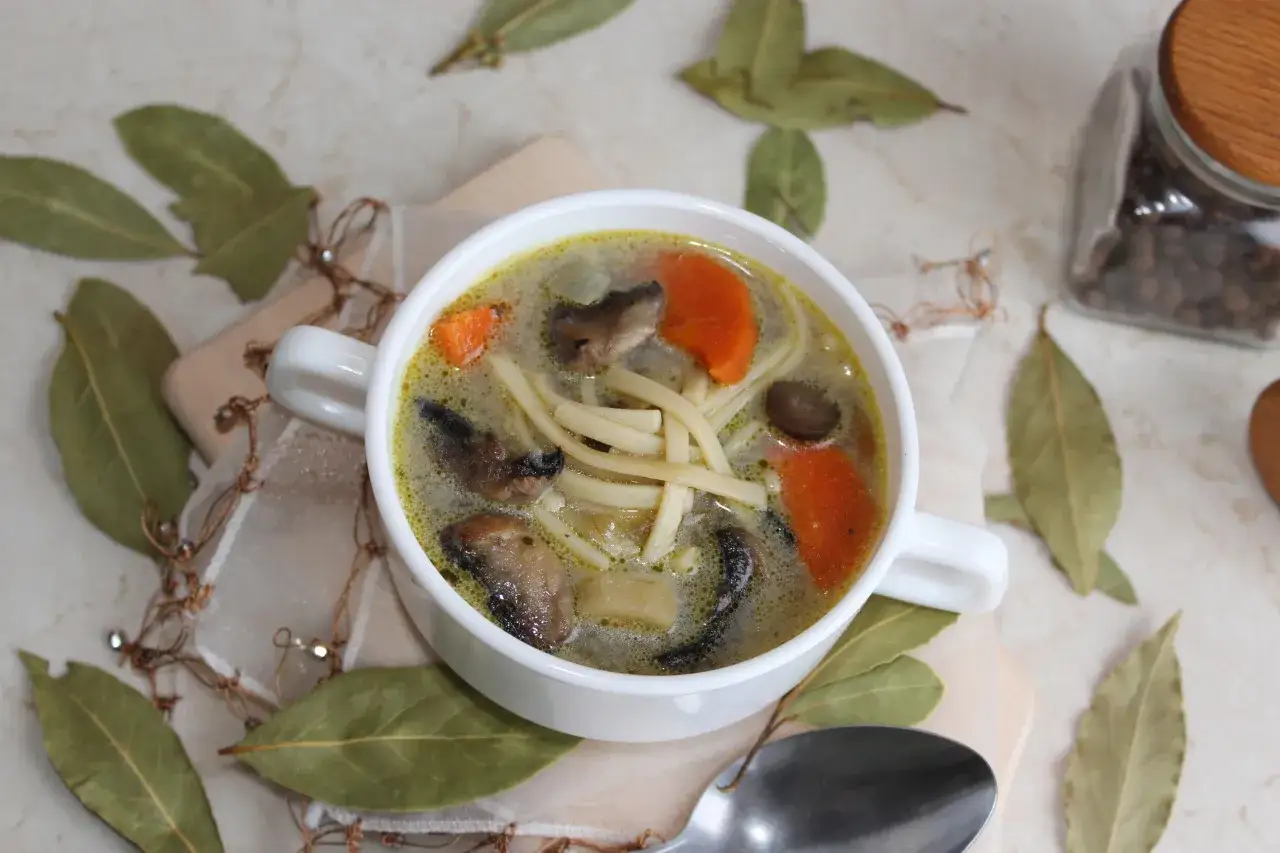 Perfekcyjna zupa pieczarkowa z makaronem? Przepis, który zawsze się uda