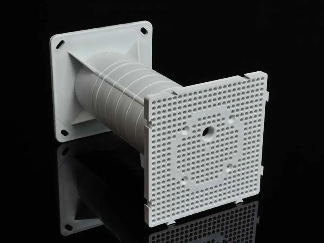 Biały uchwyt do lampy elewacyjnej, pokazujący, jak zamontować lampę na elewacji.