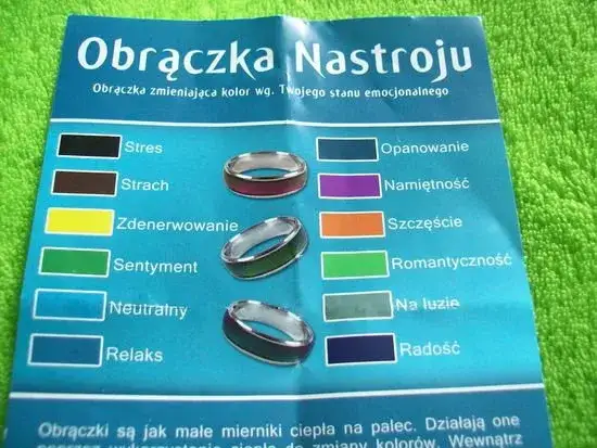 Obrączka która zmienia kolor pod wpływem nastroju – jak działa i co oznacza?