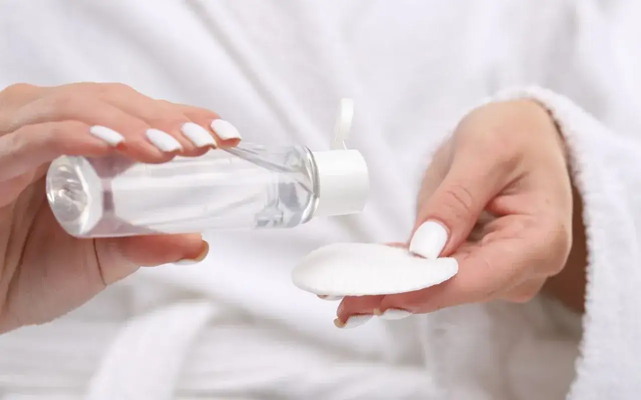 Makijaż transfer-proof: Jak uniknąć plam na ubraniach?