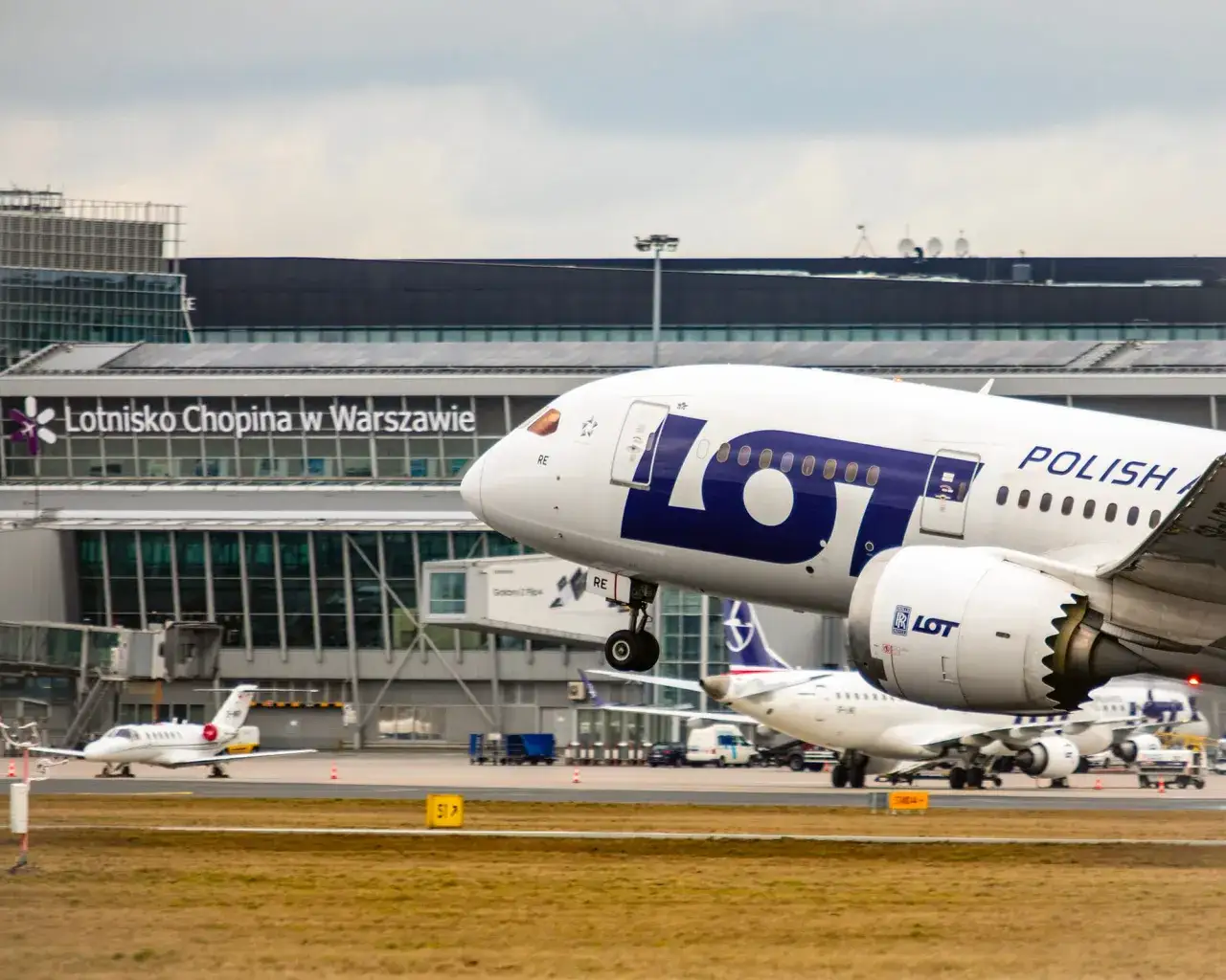 Co się dzieje na lotnisku Chopina? Chaos i problemy dla pasażerów