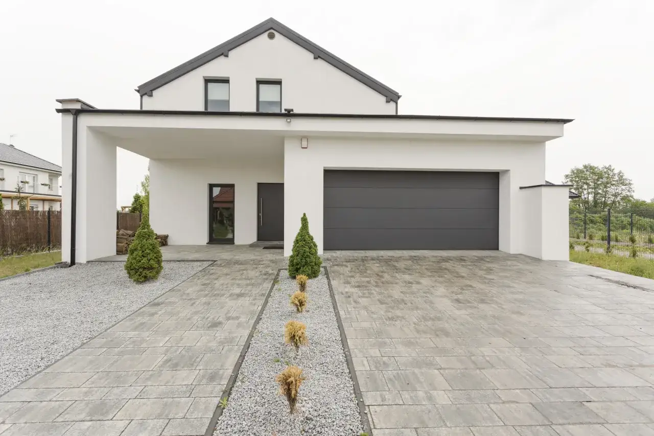 Jak utwardzić podjazd do domu - uniknij błędów i kosztów