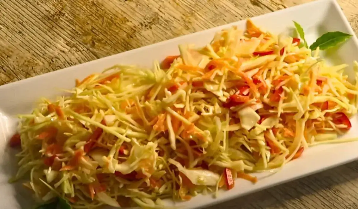 Sałatka jak z chińskiej restauracji – idealny przepis na chrupiącą surówkę