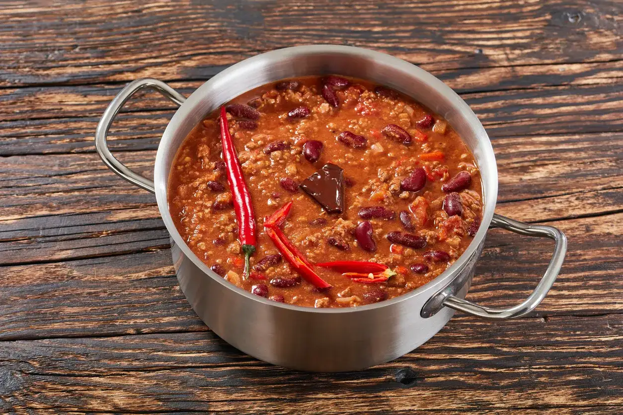 Garnki z chili con carne, z fasolą, mielonym mięsem i papryczkami chili. Idealne przyprawy do chili con carne to sekret smaku.