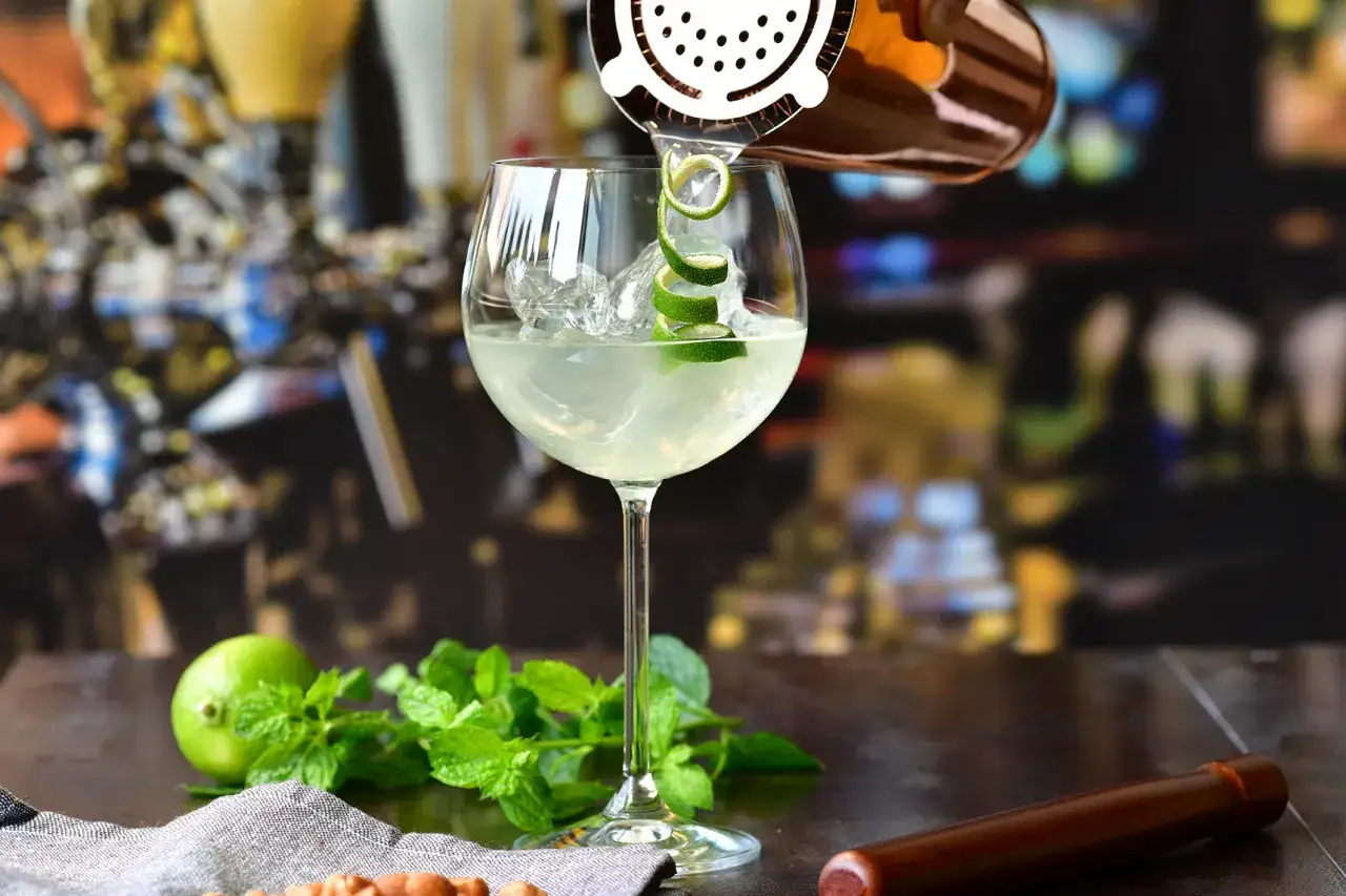 Wybór kompletu szklanek: przewodnik Ady Jasińskiej. Co musisz wiedzieć?