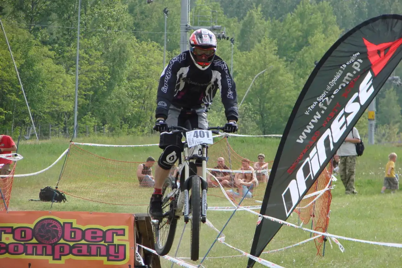 Góra Kamieńsk trasy rowerowe - odkryj najtrudniejsze szlaki i atrakcje