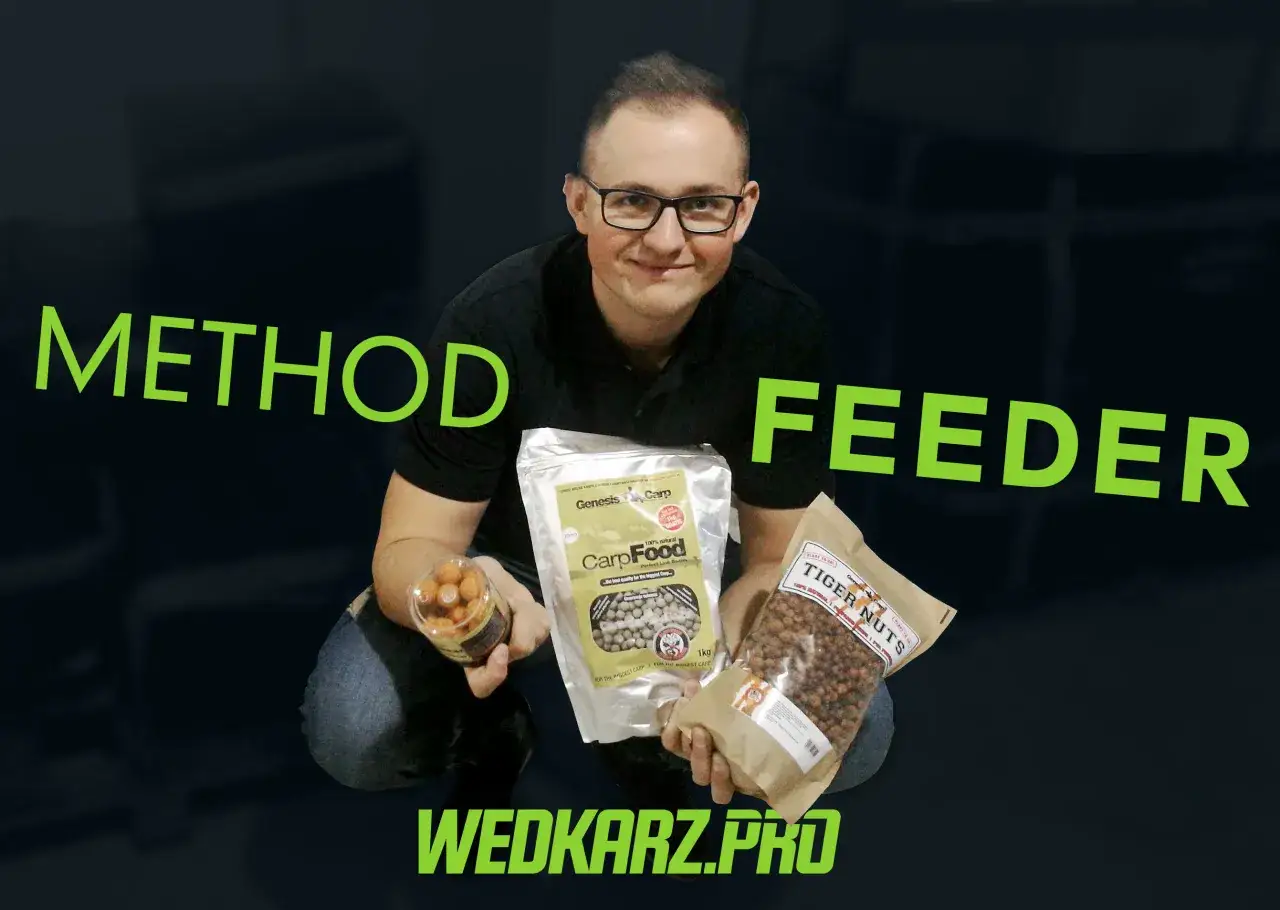 Mężczyzna prezentuje gotowe zanęty do method feeder: kulki proteinowe, CarpFood i Tiger Nuts.