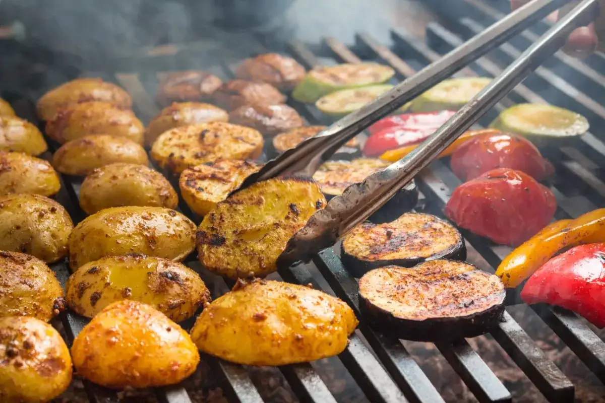 Dania z grilla: 50+ przepisów na mięso, wege i sosy. Zaskocz smakiem!