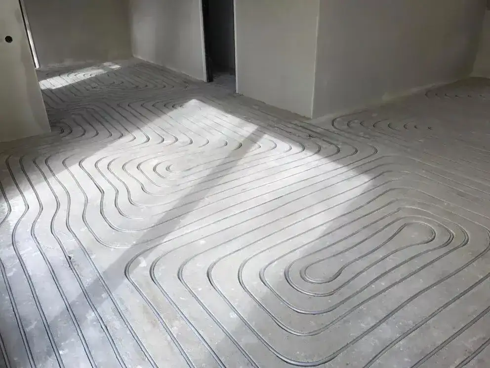 Jak długo podlewać wylewkę z miksokreta, aby uniknąć pęknięć?