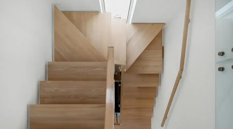 Escaleras de madera para sótano: ¿Cómo elegir y proteger de la humedad?