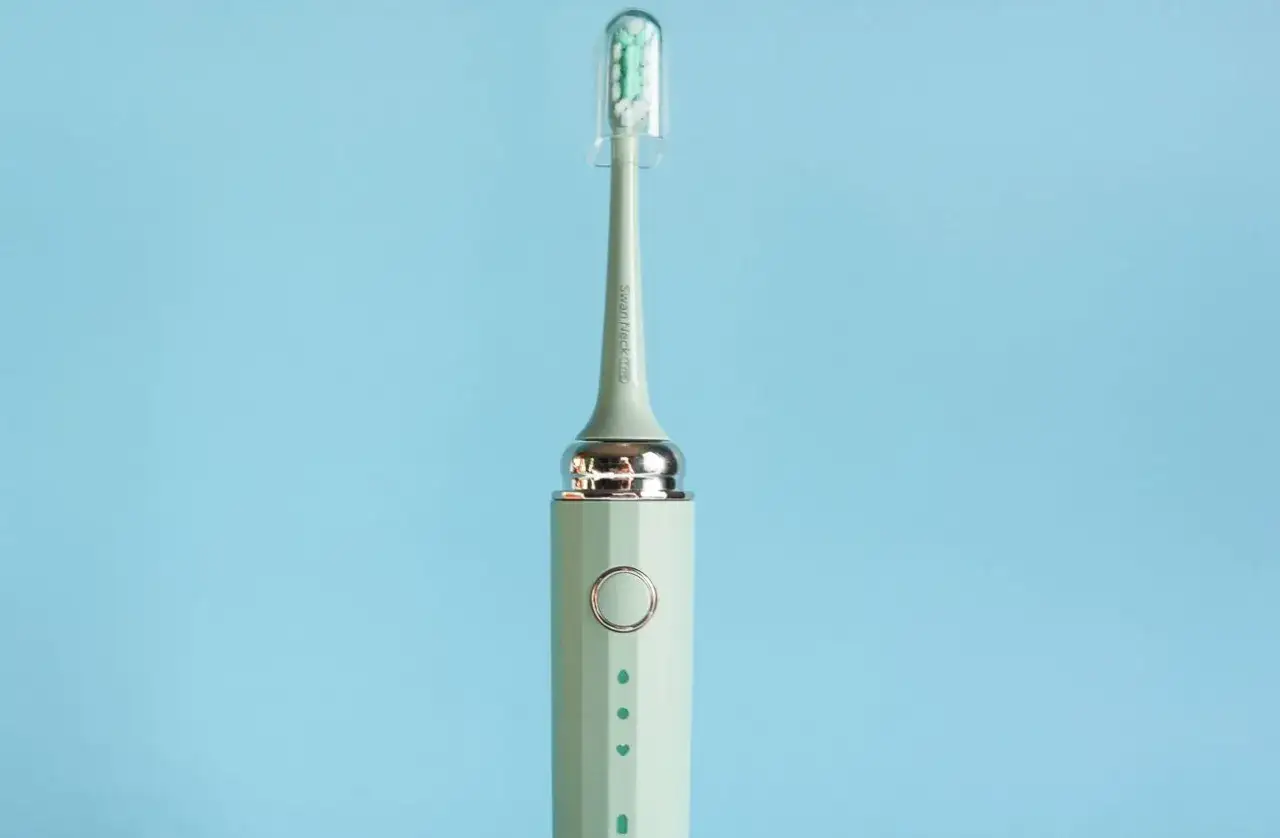 Nowa końcówka szczoteczki sonicznej czeka na montaż. Delikatny, miętowy kolor i elegancki design.