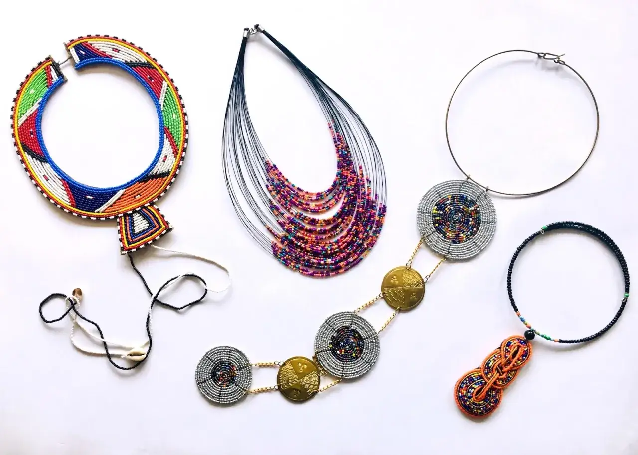 Kolorowa biżuteria z koralików, naszyjniki i bransolety – idealne pamiątki, co można przywieźć z Kenii.