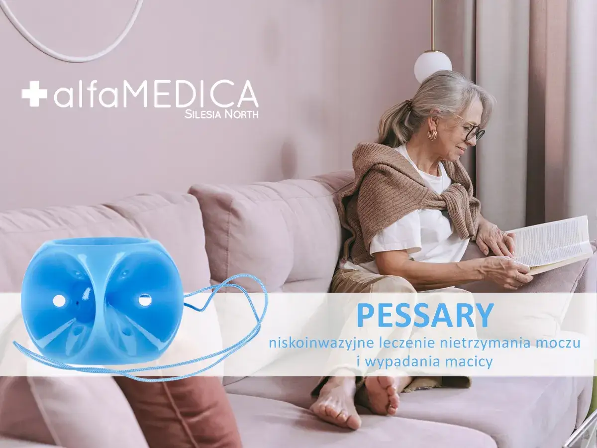 Niebieski pessar na nietrzymanie moczu, obok starszej kobiety czytającej książkę na kanapie.