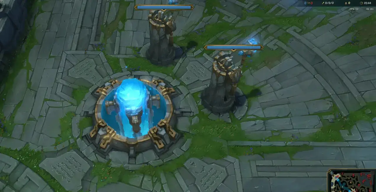 Widok z lotu ptaka na mapę gry League of Legends z wieżami i niebieskim kryształem.