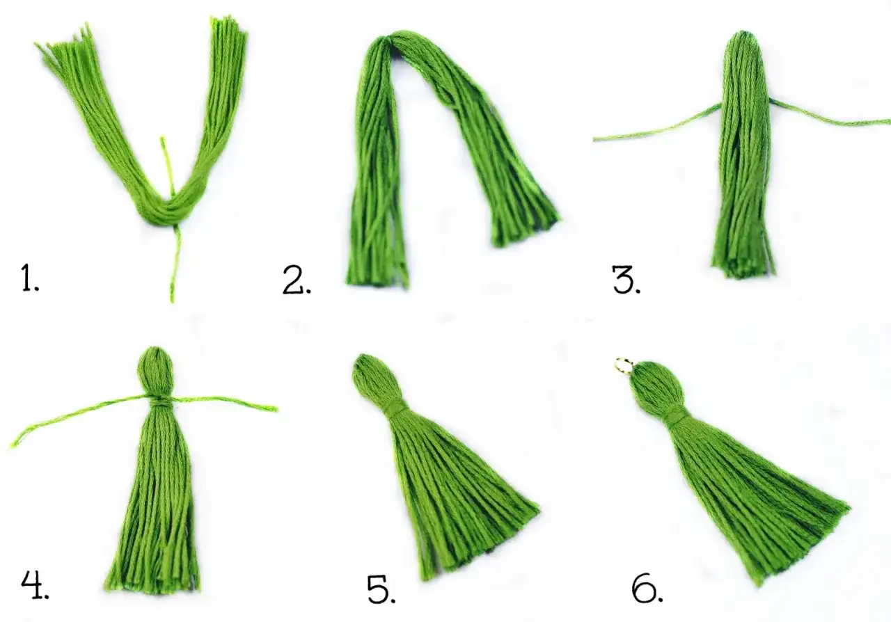 Instrukcja krok po kroku, jak zrobić frędzle z zielonej włóczki. Widać, jak formuje się pęczek, wiąże go i przycina.