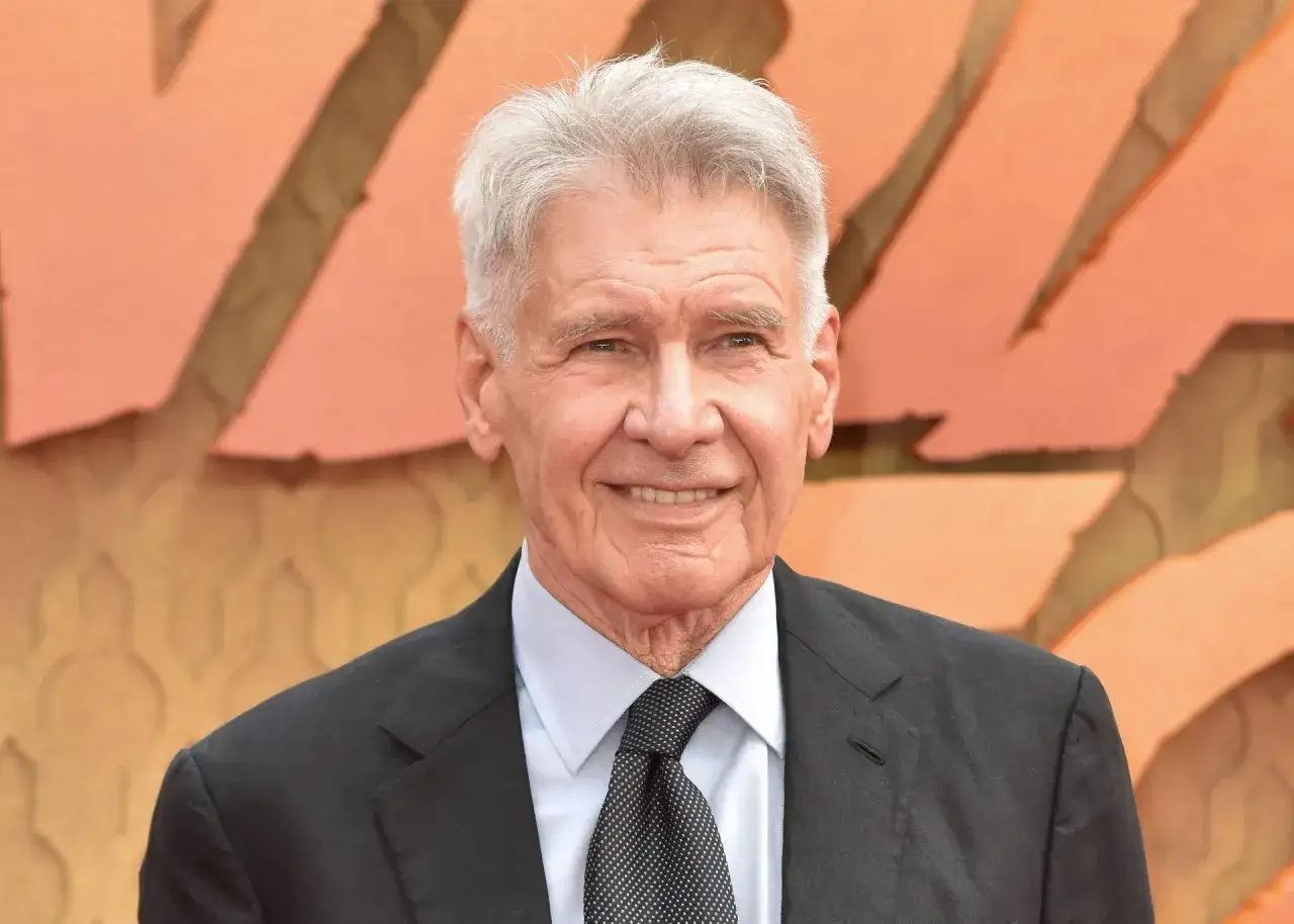 Uśmiechnięty Harrison Ford w garniturze. Wszyscy fani mogą odetchnąć z ulgą, czy Harrison Ford żyje - tak, i wygląda świetnie!