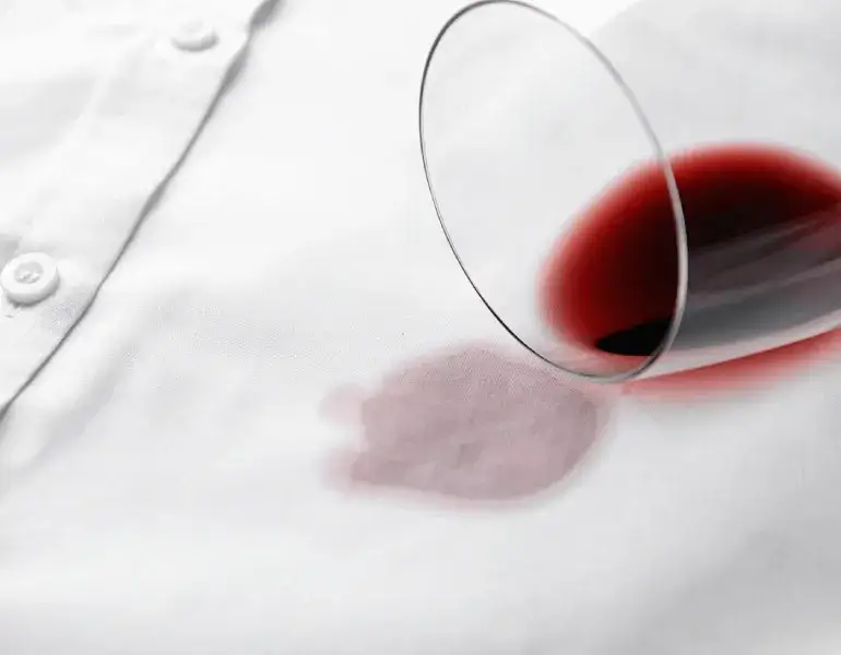 Czerwone wino na białej bluzce? Poznaj triki na każdą plamę!