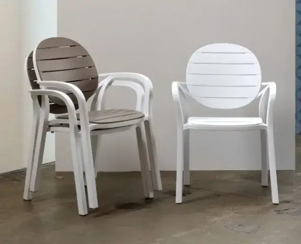 Jak wykorzystać stare plastikowe krzesła? 10 kreatywnych pomysłów na renowację