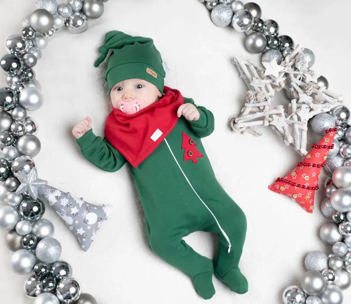 Stylowe pajacyki niemowlęce świąteczne, które zachwycą każdego malucha