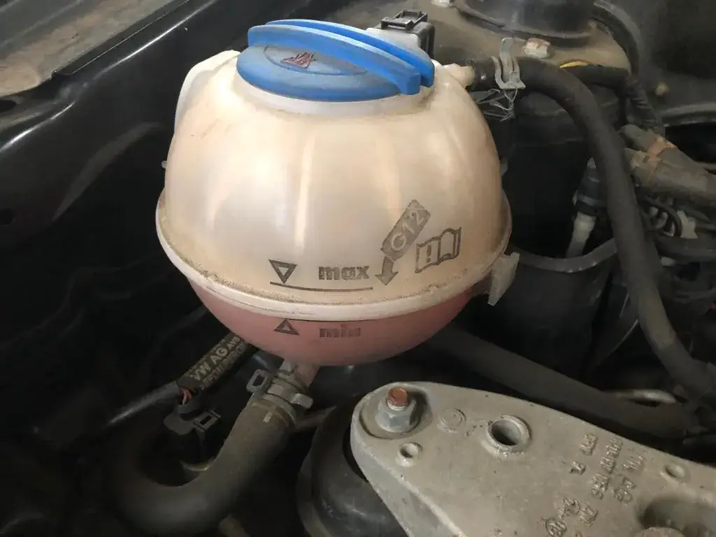 Kühlflüssigkeit nachfüllen: So vermeiden Sie teure Schäden am Motor