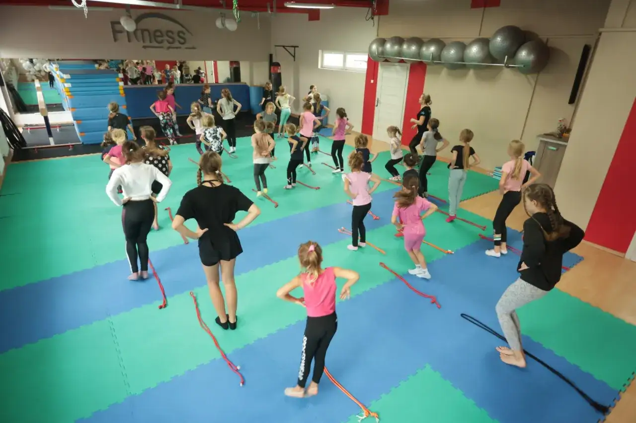 Zajęcia z akrobatyki dla dzieci – rozwój sprawności i radość z ruchu