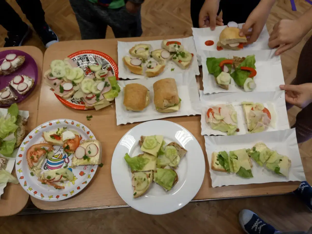 Dzieci tworzą zdrowe kanapki, ucząc się, wiesz co jesz catering dla dzieci.