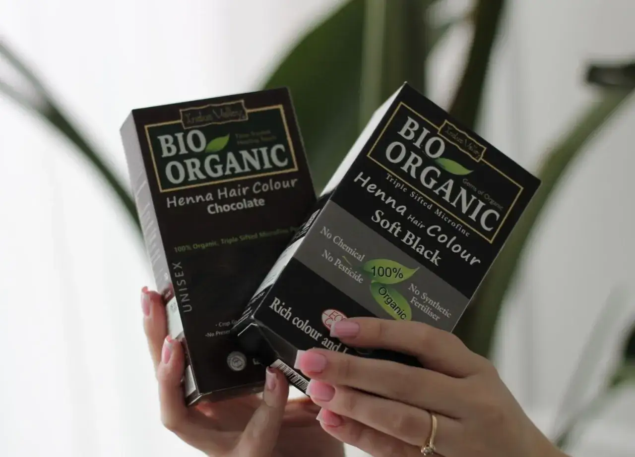 Henna do włosów: Jak dobrać kolor i uniknąć zieleni? Ekspert radzi