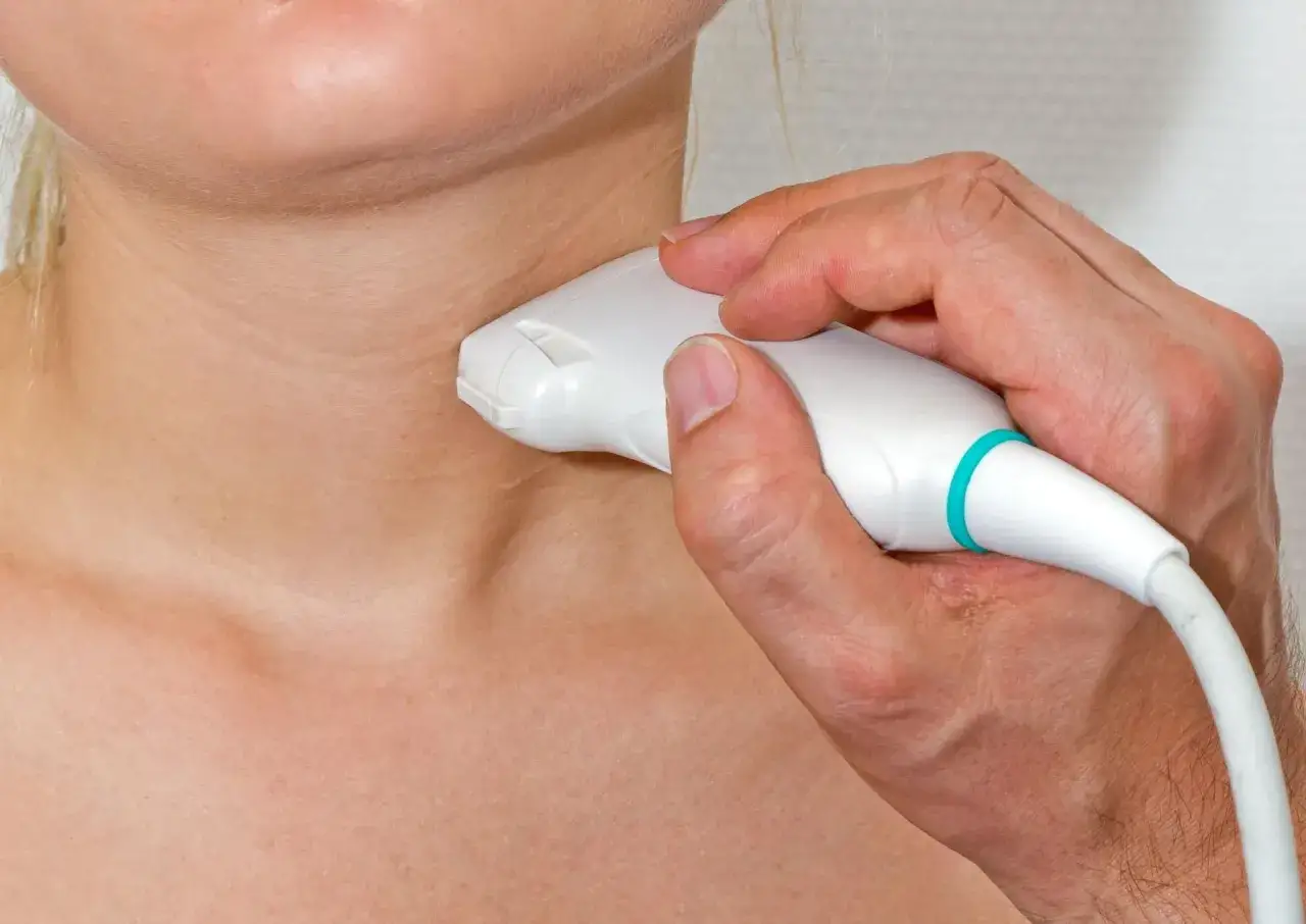 Ból tarczycy: objawy, przyczyny. Nie ignoruj sygnałów!