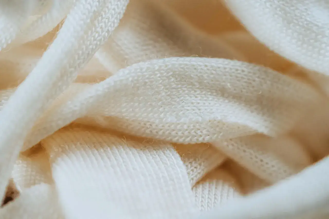 Jak skurczyć wełniany sweter? Sprawdzone metody krok po kroku