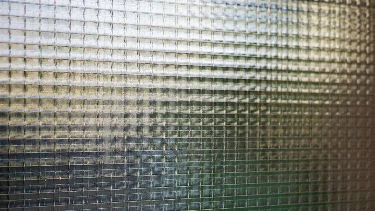 Szyba zbrojona drutem: właściwości i zalety, które musisz znać