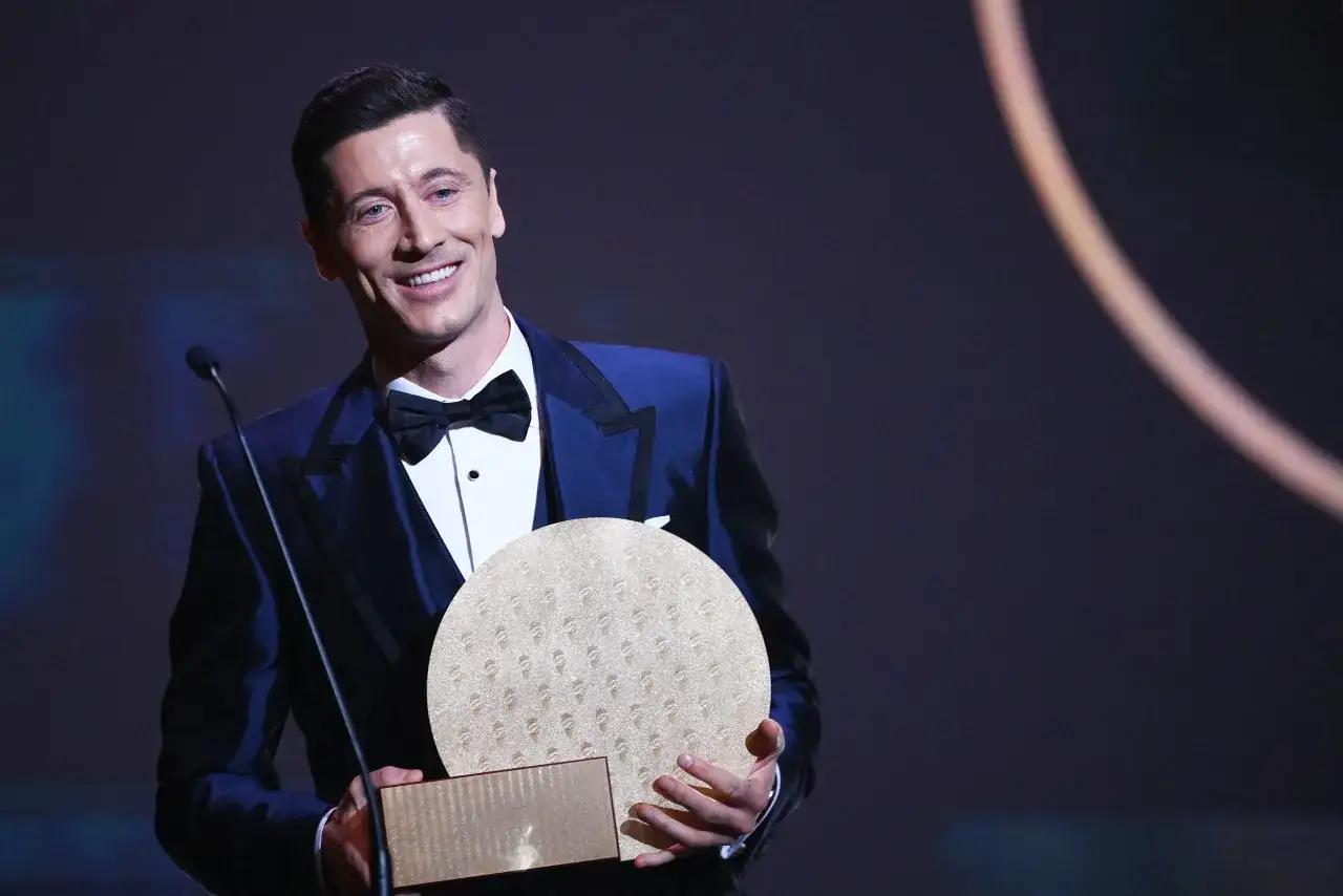 Robert Lewandowski z nagrodą, która może symbolizować jego drogę do zdobycia wielu złotych piłek.