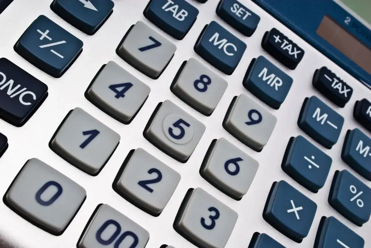Kalkulator z klawiszami numerycznymi i funkcjami. Pomaga obliczyć, ile tłucznia na 100m2.