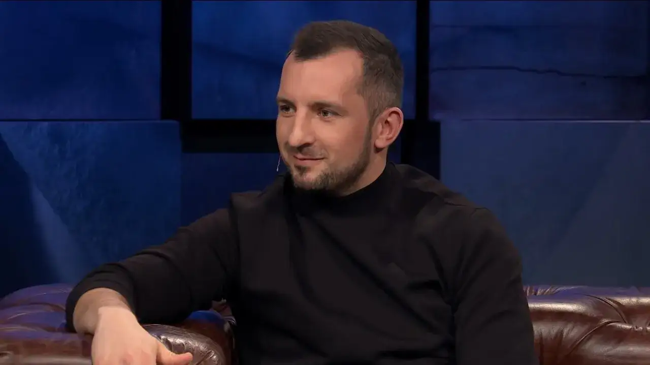 Zola stand up: Odkryj niezwykłe występy i humor Piotra Szulowskiego