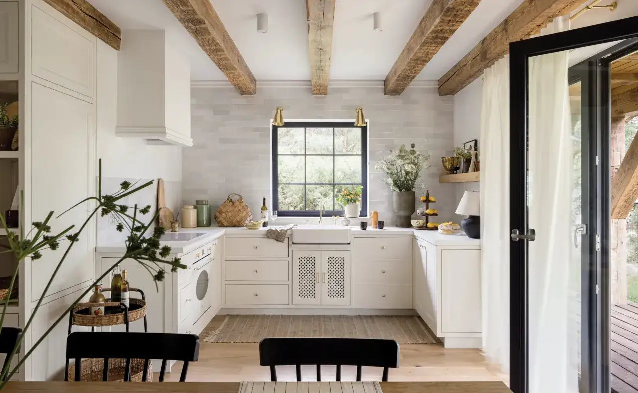 Biała kuchnia: jaki kolor AGD? Porównanie i stylizacje