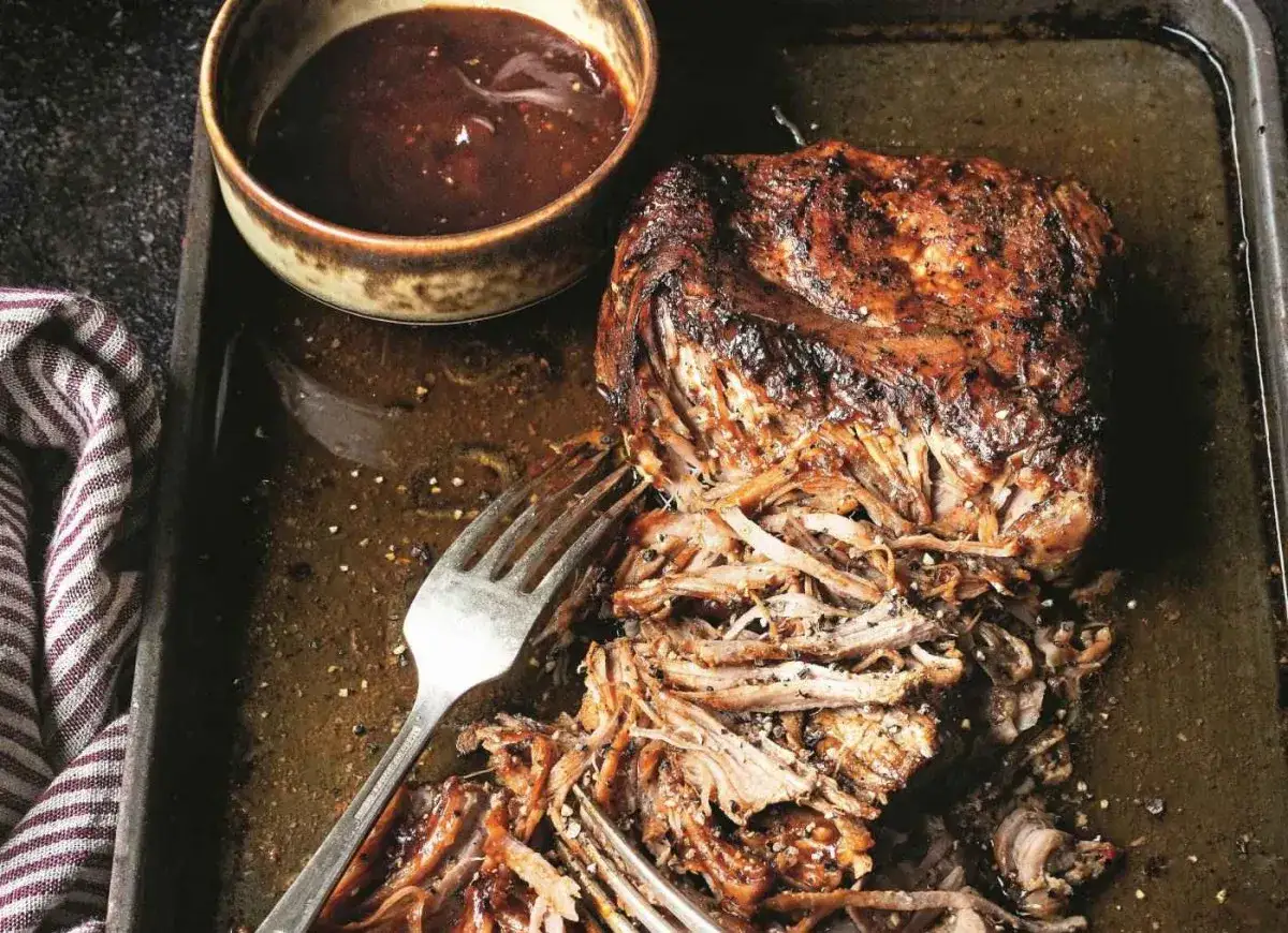 Rozpływająca się szarpana wieprzowina na obiad: Przepis i dodatki