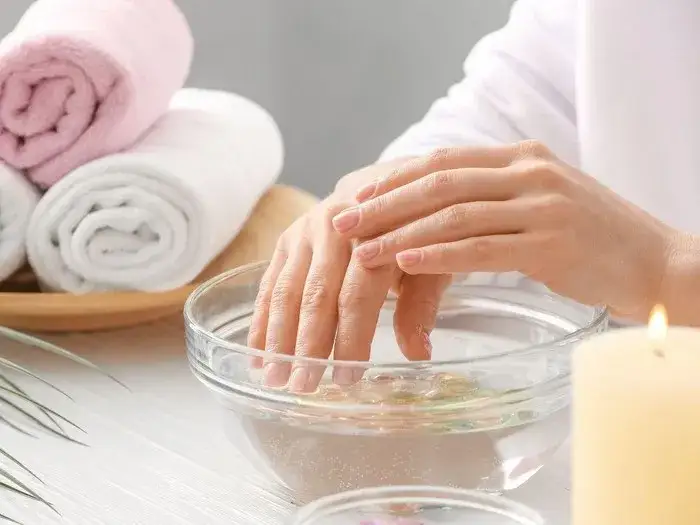 Co zrobić jeśli paznokcie rosną w dół? Sprawdź skuteczne metody pielęgnacji