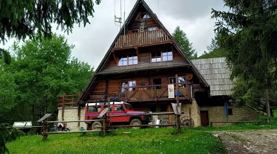 Bacówka PTTK pod Małą Rawką – idealne miejsce na wypoczynek w Bieszczadach