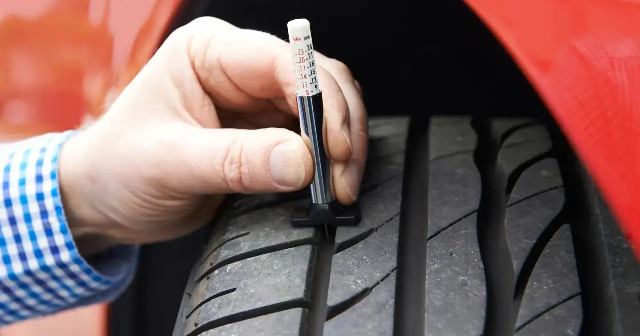 Bieżnik w nowej oponie: 1.6 mm to za mało? Sprawdź, kiedy wymienić!