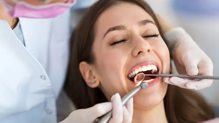 Dentystą czy dentystom? Rozwiej wątpliwości i pisz poprawnie!