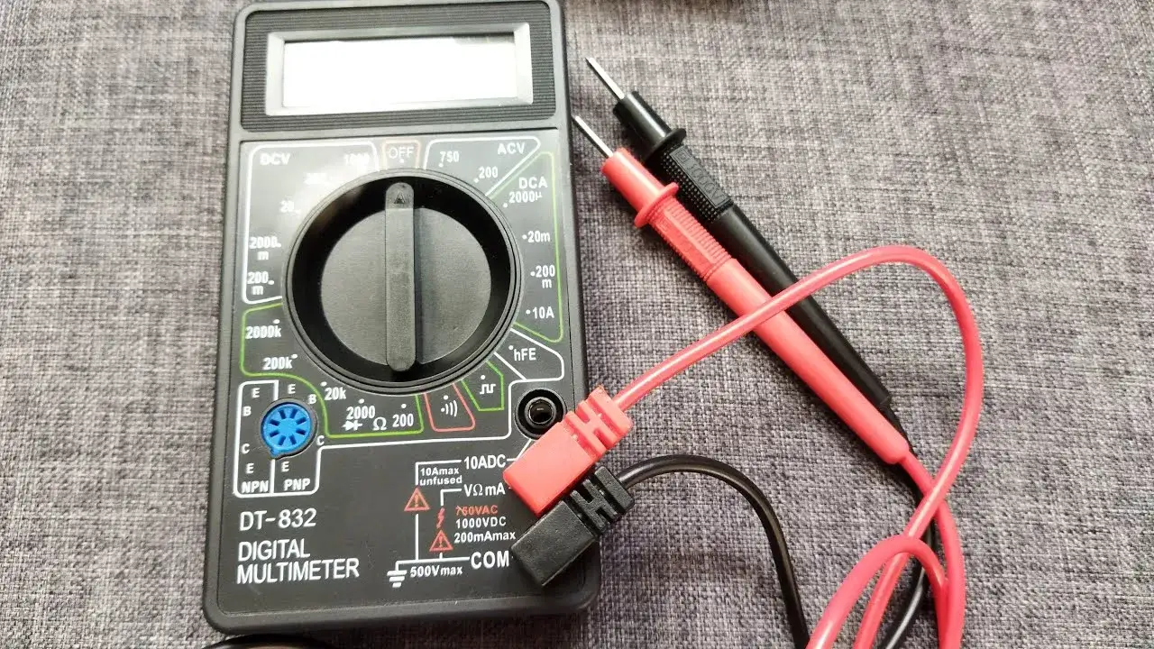 Multimetr cyfrowy - co to jest i jak go skutecznie używać?