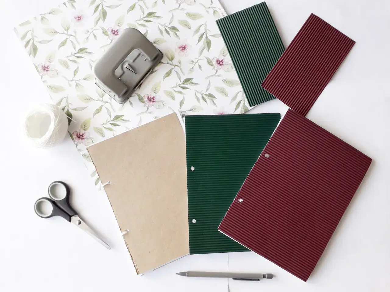 Materiały do zrobienia zeszytu: papier, dziurkacz, nożyczki, sznurek, okładki.