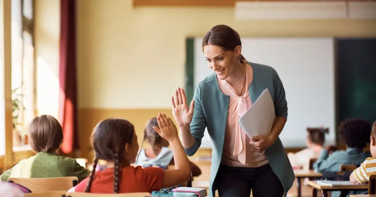 Czy nauczyciel może uczyć swoje dziecko? Zaskakujące zasady i przepisy