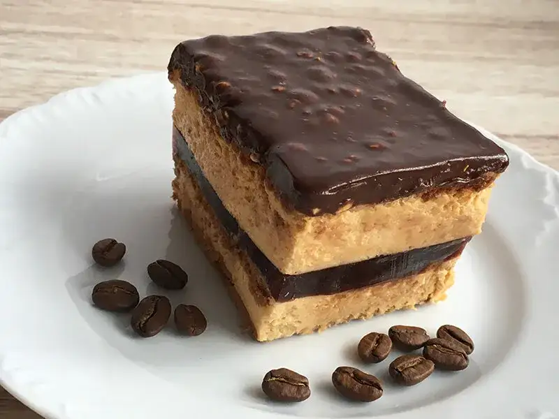 Ciasto bez pieczenia z herbatnikami, kremem i galaretką