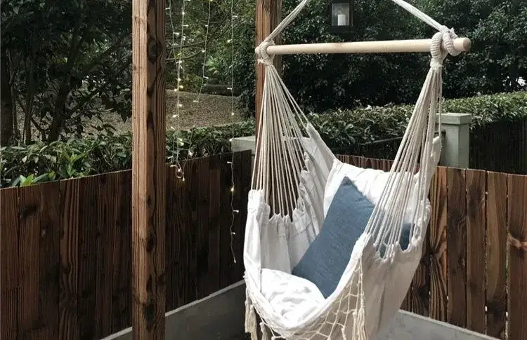 Hamak w ogrodzie bez drzew – Sposób na relaks w Twoim ogródku
