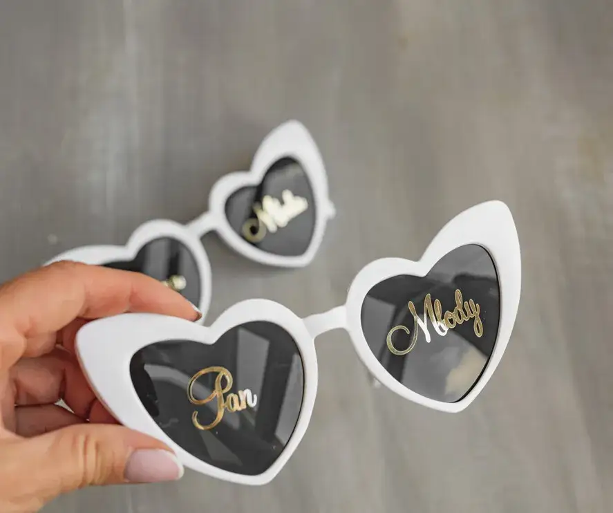 Jakie okulary do sukni ślubnej? 7 porad dla panny młodej