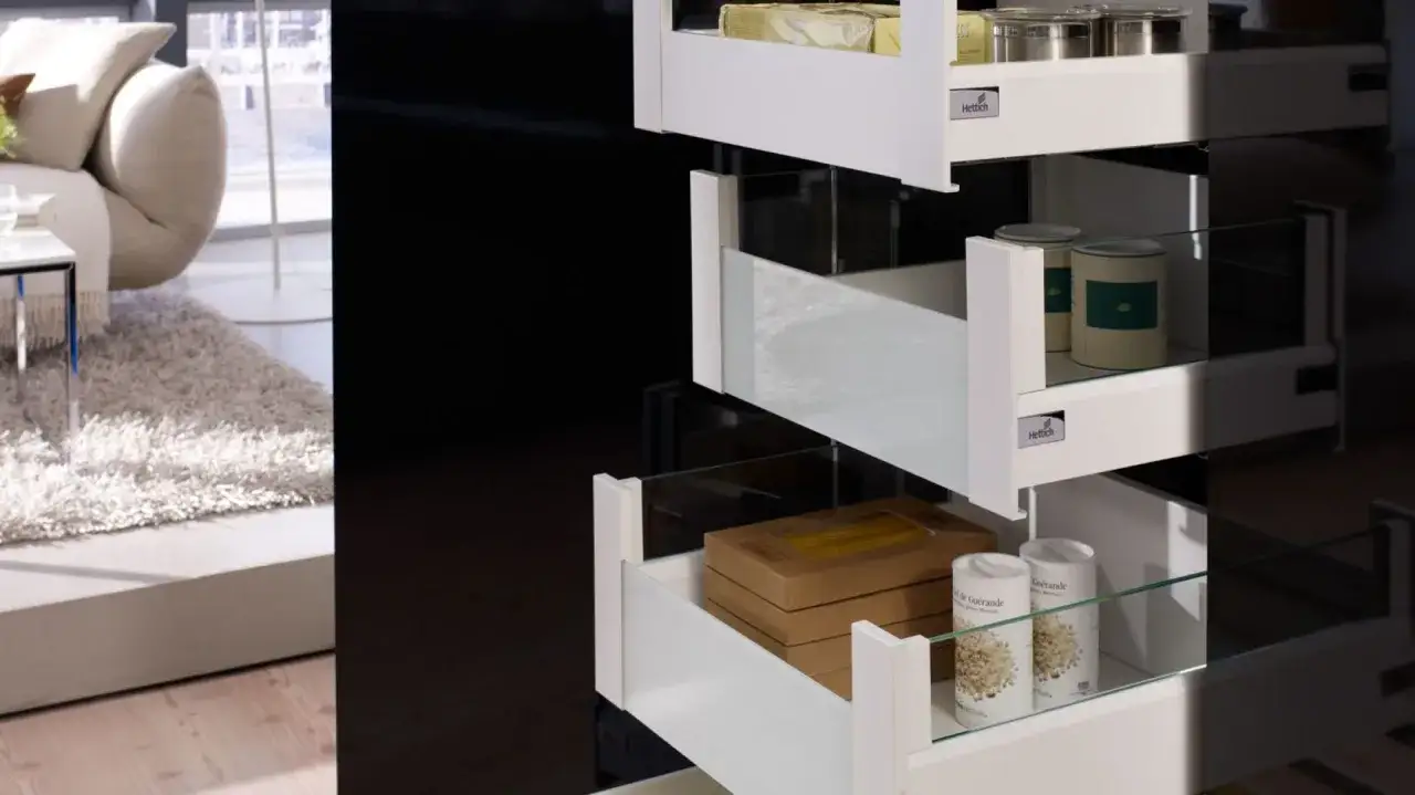 Jak zamontować szuflady w szafce bez problemów i zbędnych kosztów